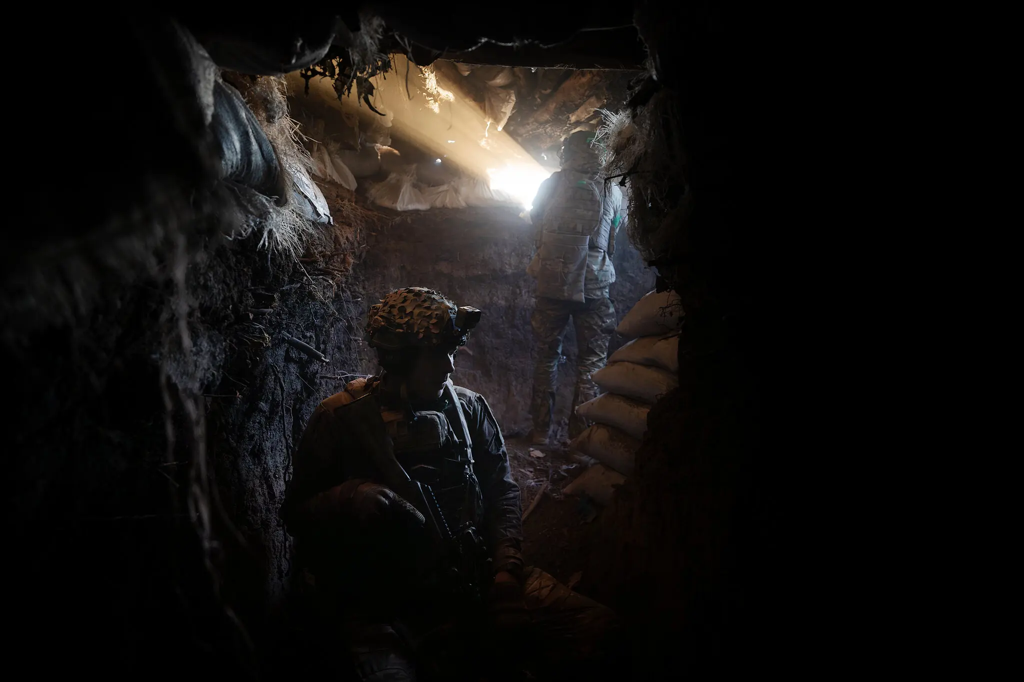 Українські солдати на передовій під Торецьком, обороняючись від російського наступу лише за 150 метрів, минулого місяця.